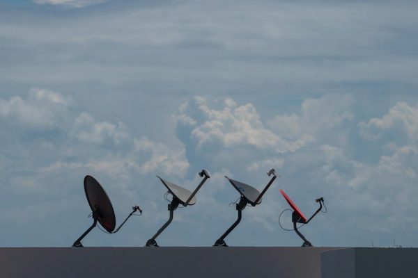 Satellite communications dishes on a rooftop, used as an illustrative image for Starlink authorization in Venezuela