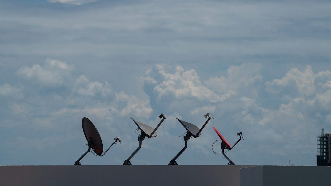 Satellite communications dishes on a rooftop, used as an illustrative image for Starlink authorization in Venezuela