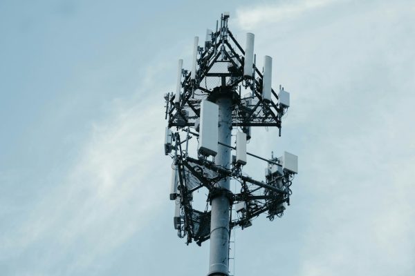 Cellular antenna tower, illustrative image for SpaceX spectrum story