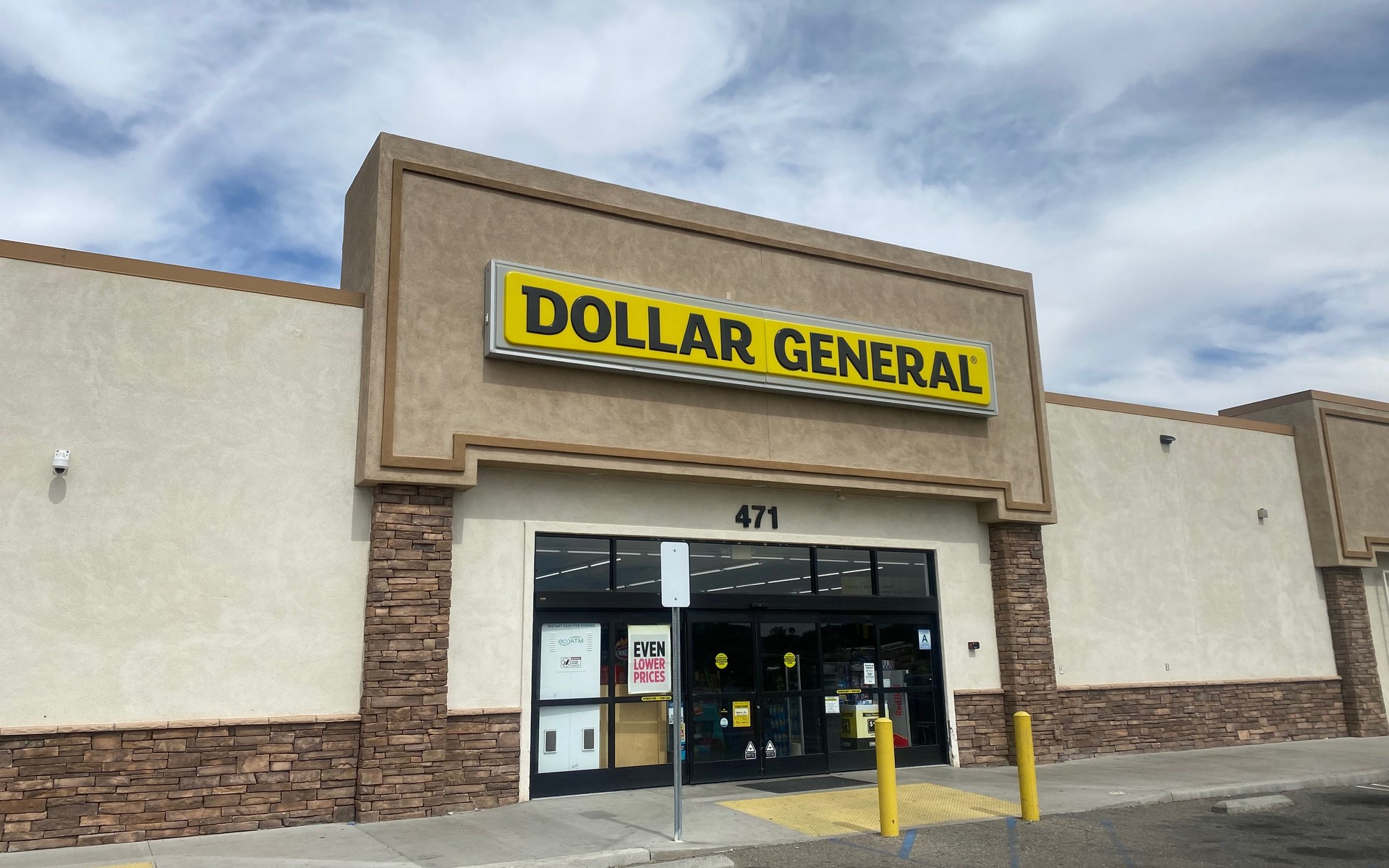 The storefront of a Dollar General store.