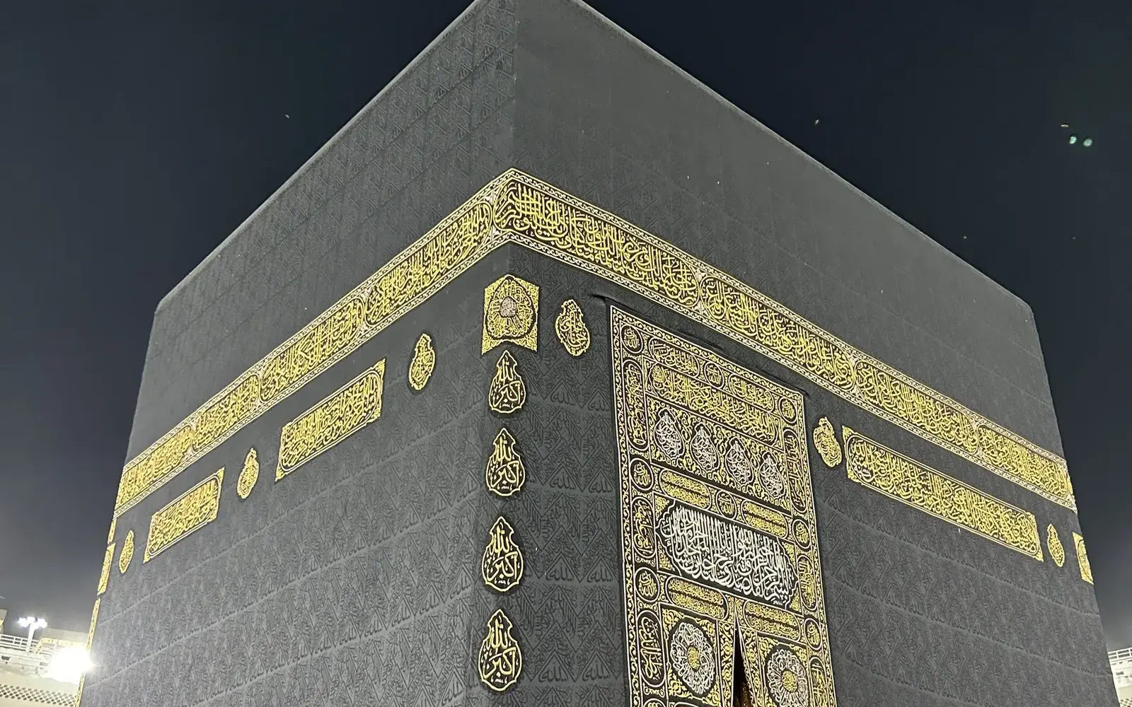 رات کے وقت مکہ مکرمہ میں خانہ کعبہ (فائل فوٹو)