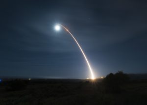 Night launch of a ballistic missile during a U.S. test (illustrative photo)