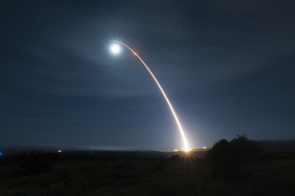 Night launch of a ballistic missile during a U.S. test (illustrative photo)