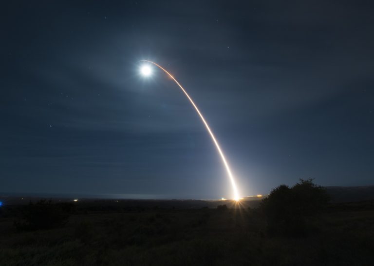 Night launch of a ballistic missile during a U.S. test (illustrative photo)