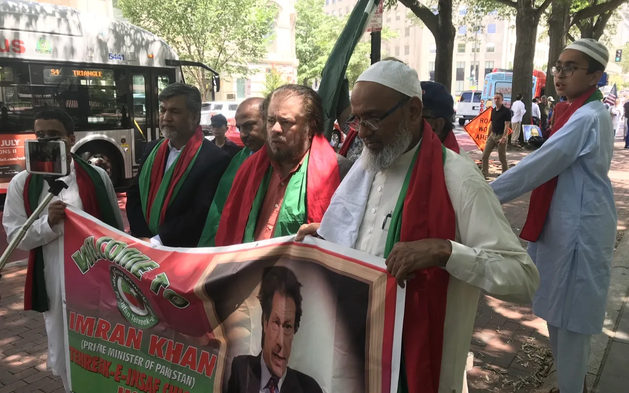 2019 میں واشنگٹن ڈی سی میں عمران خان کے استقبال کا بینر اٹھائے پی ٹی آئی کے حامی